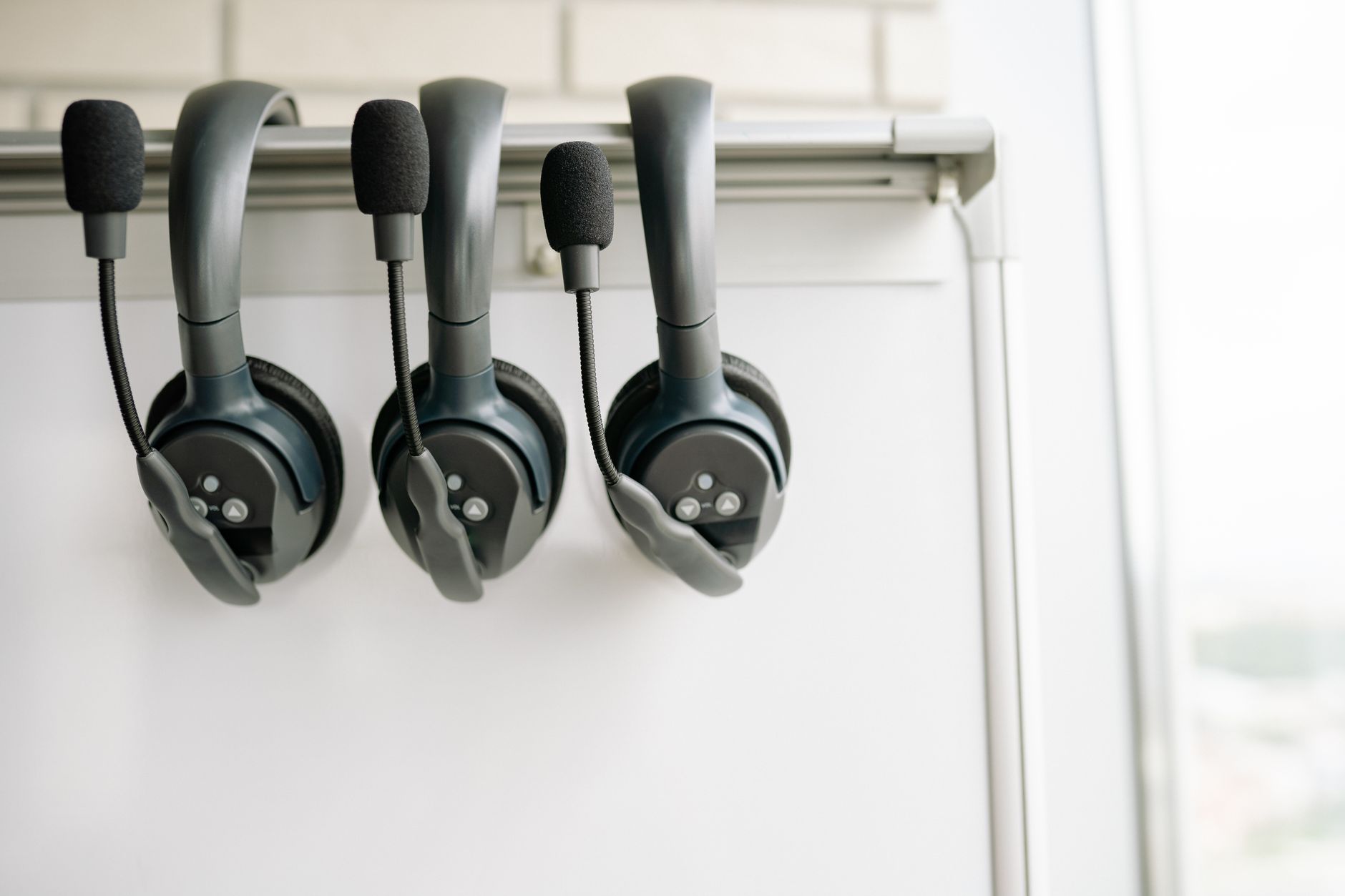 Atendente de telemarketing com headset trabalhando