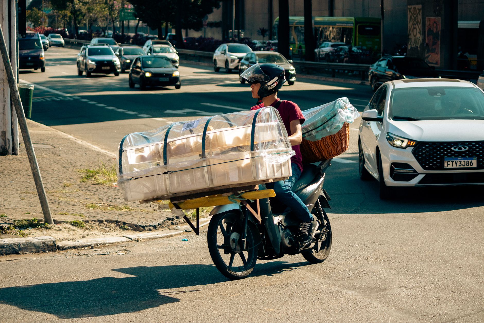 Entregador de moto na cidade