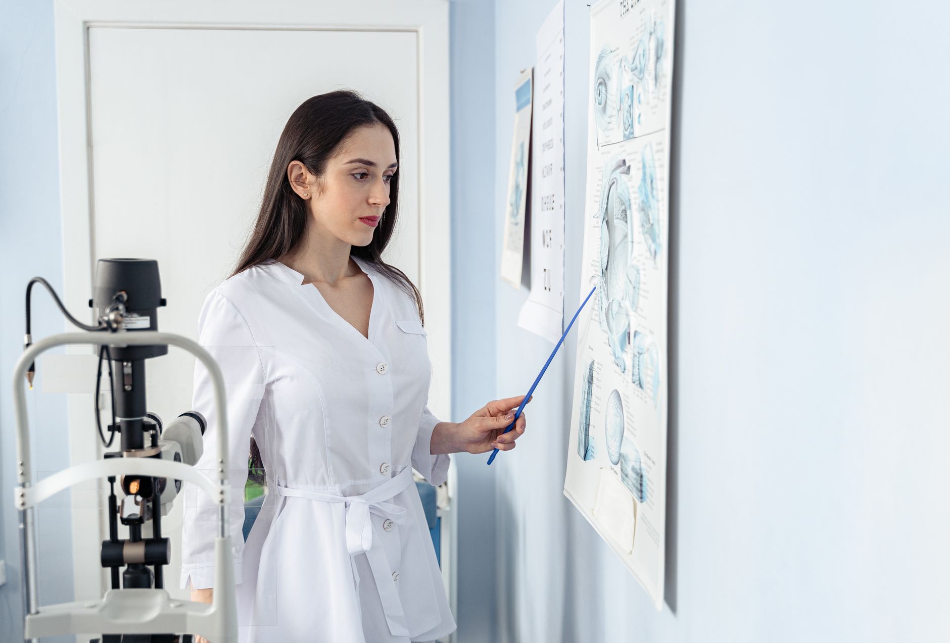 Médica conversando com paciente durante exame preventivo