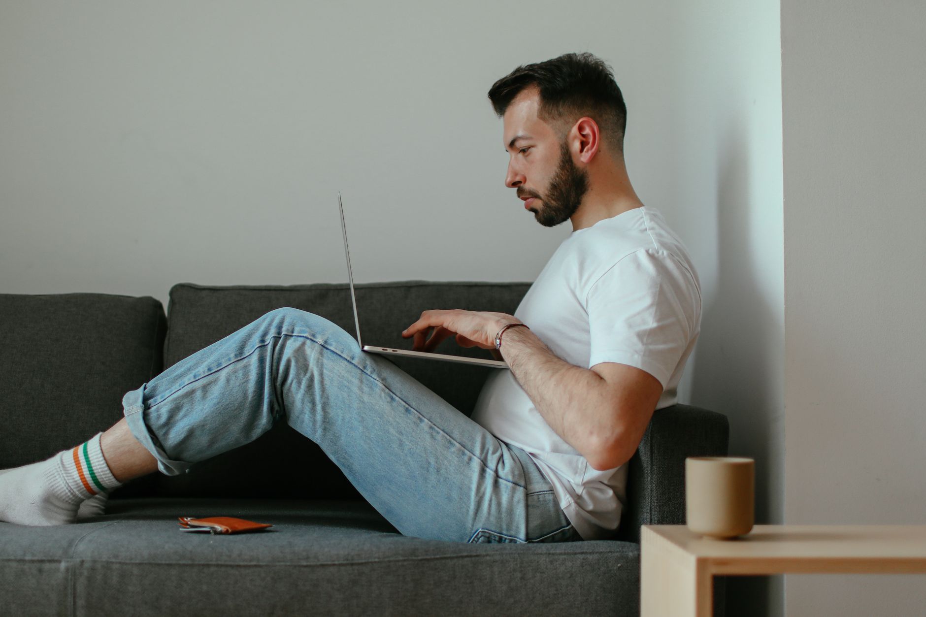 Profissional trabalhando em casa com notebook