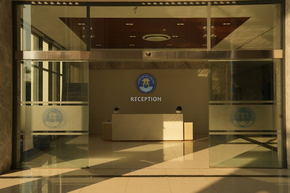 Recepção de prédio, local de trabalho de porteiros e vigilantes em escala 12x36