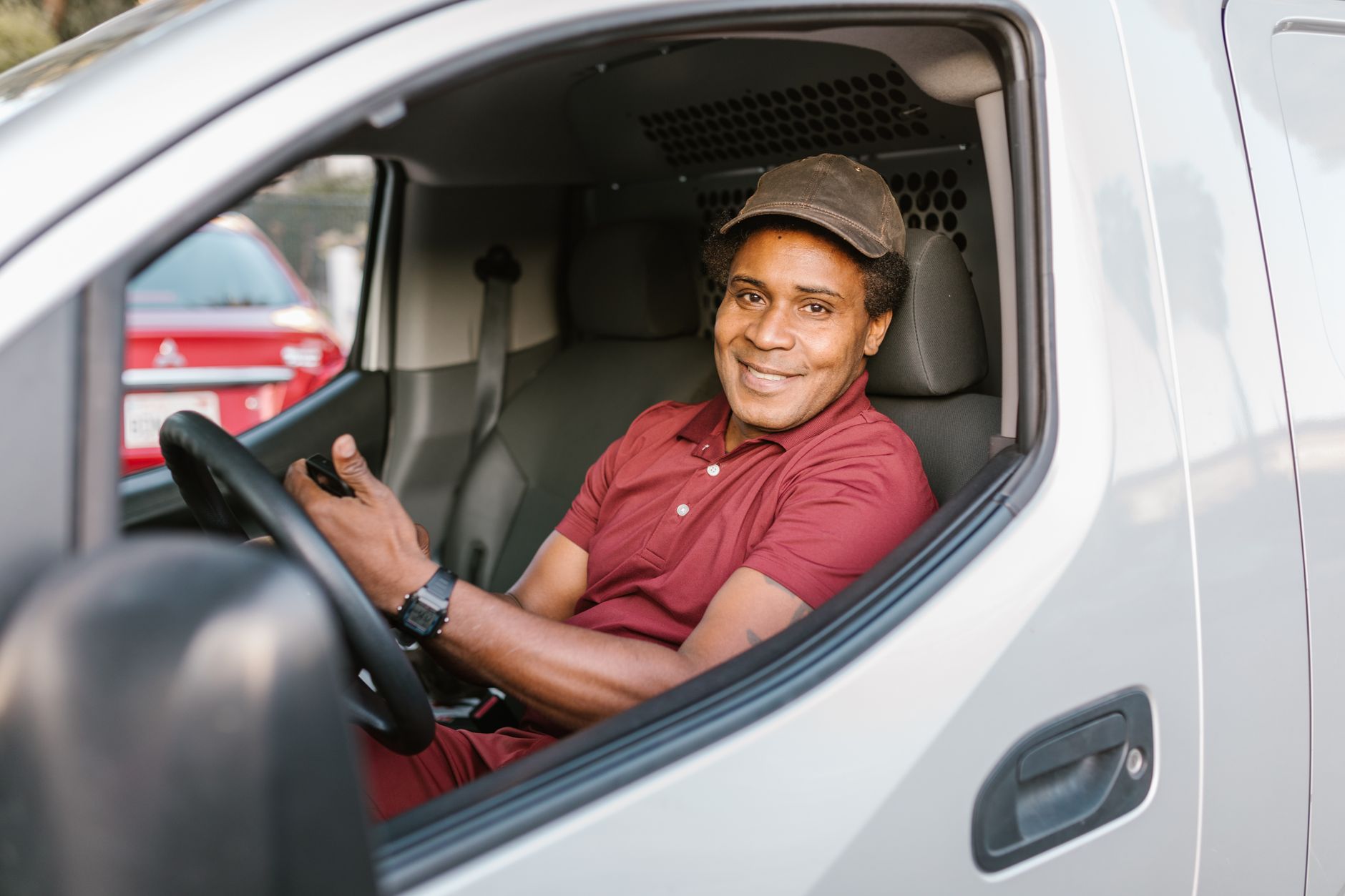 Entregador sorrindo durante o trabalho, exemplo de profissional com renda variável