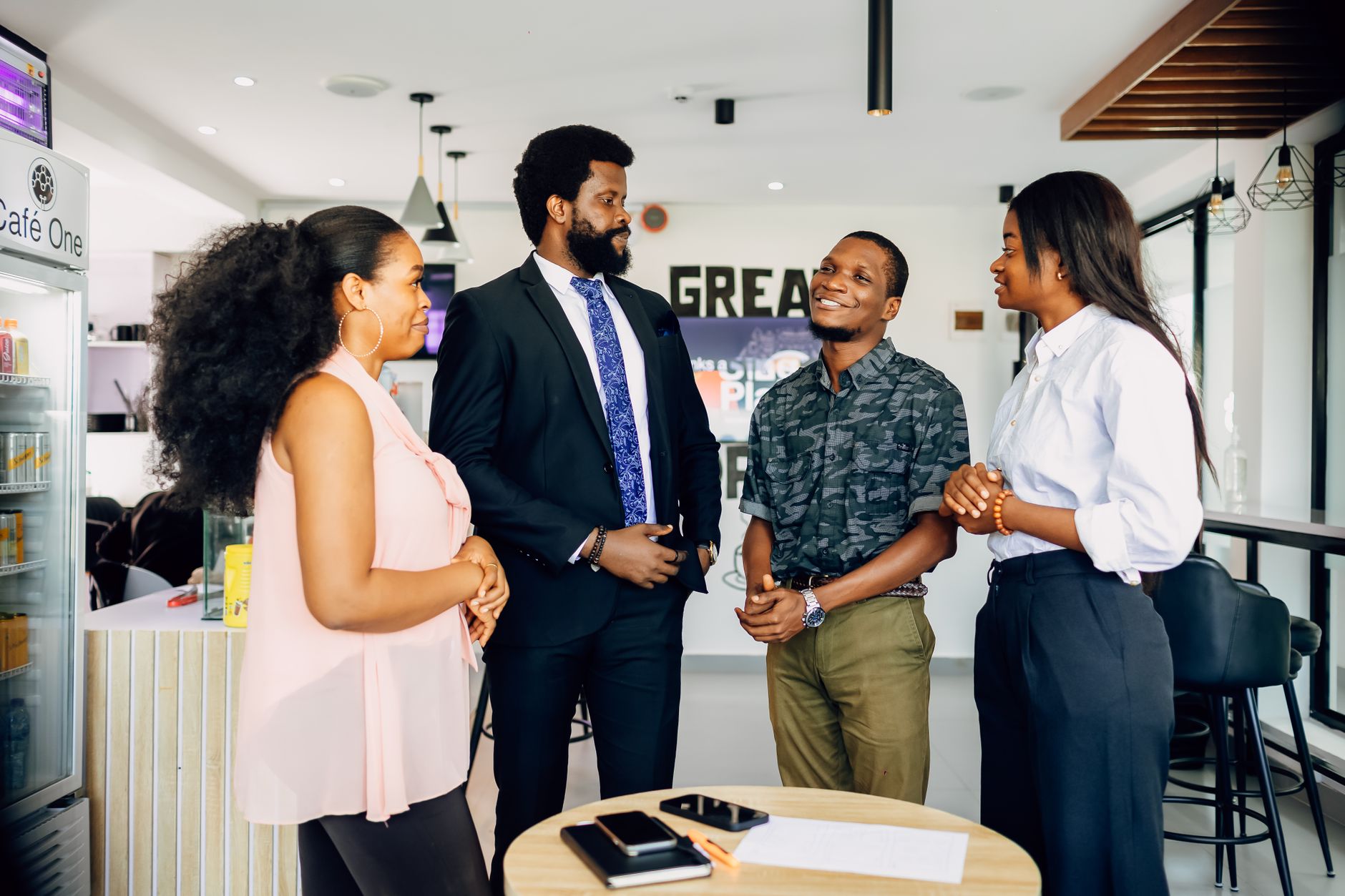 Equipe reunida em escritório