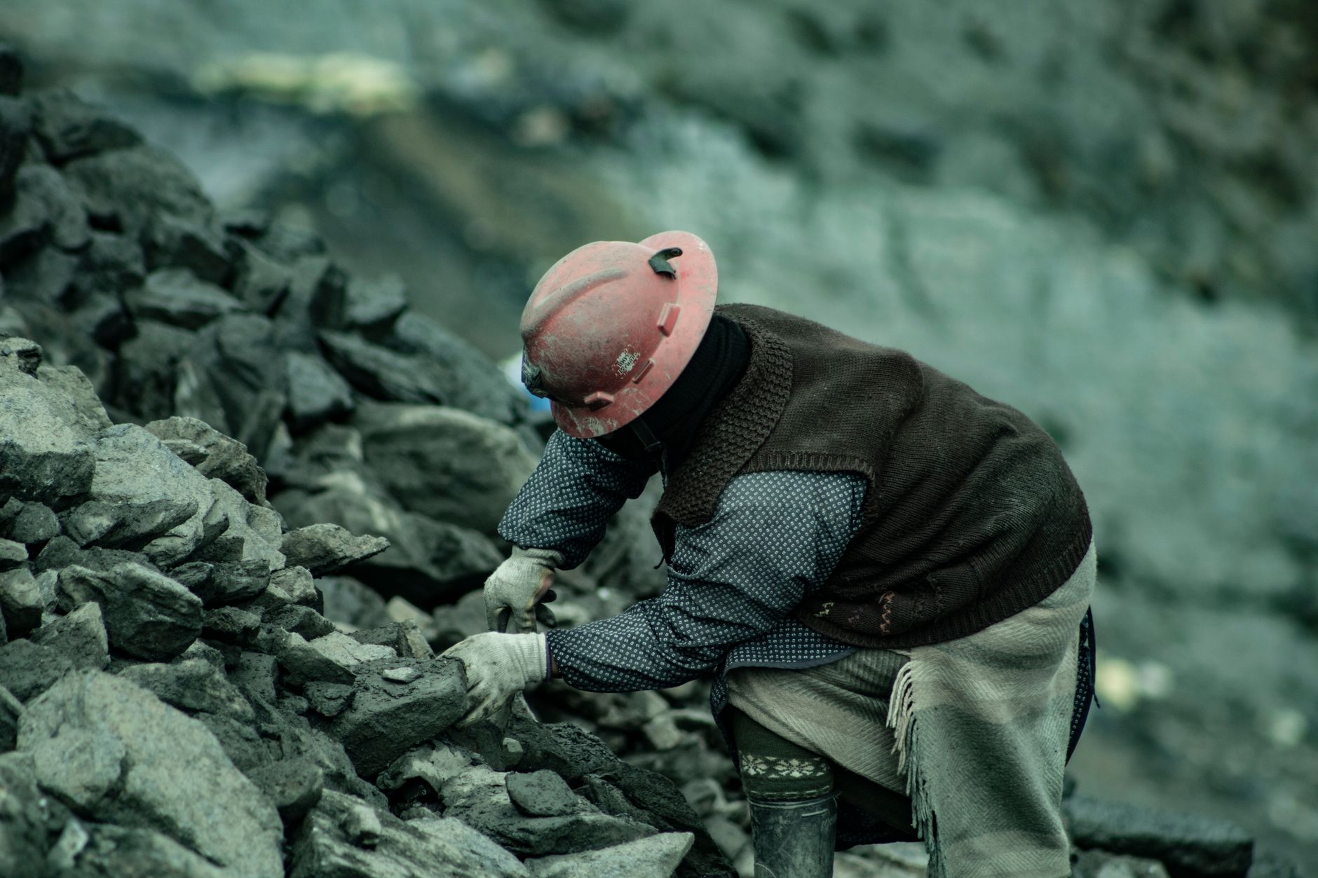 Trabalhadores de mineração com capacete em escala de revezamento longo