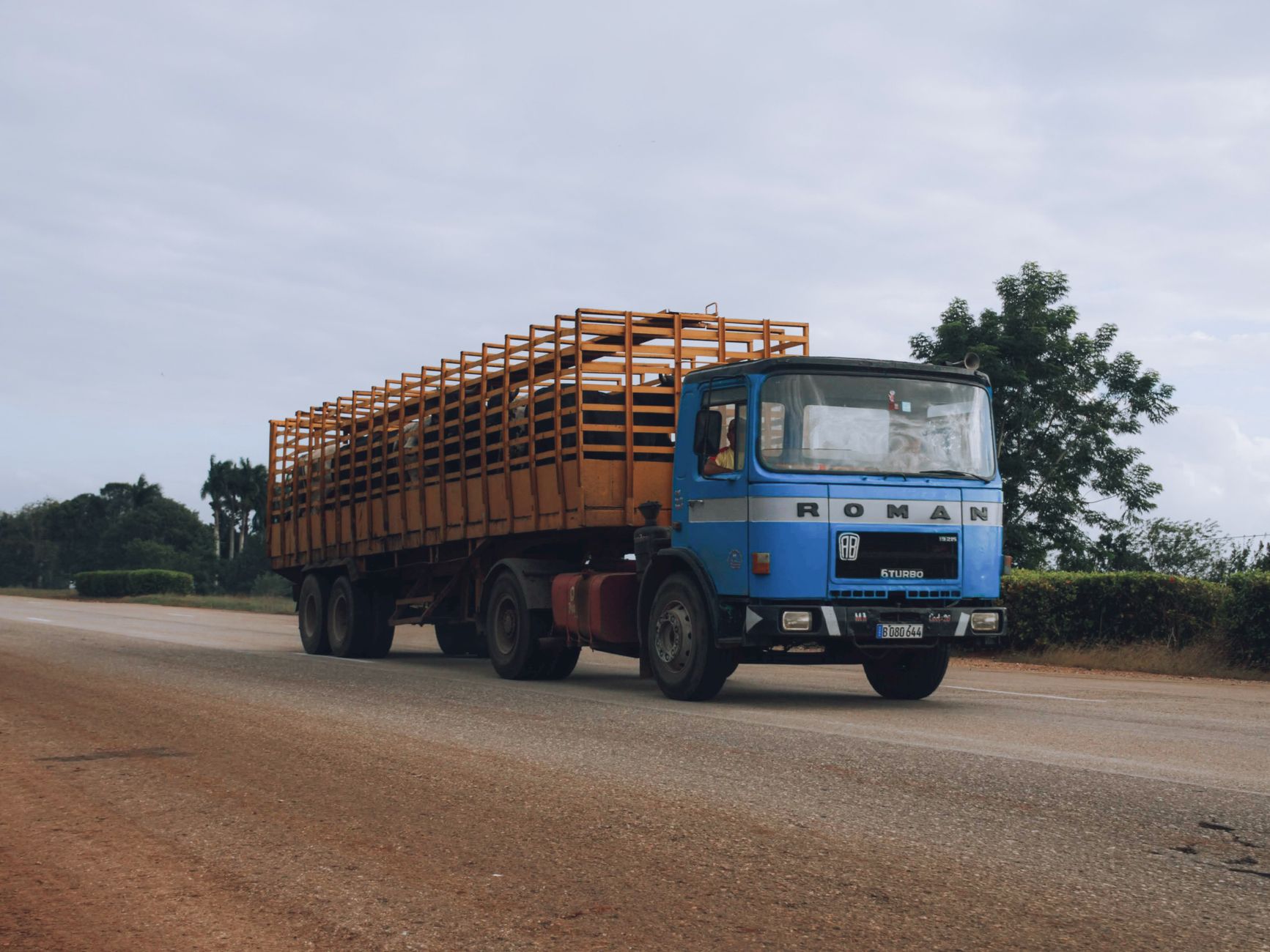 Caminhão de carga trafegando em rodovia