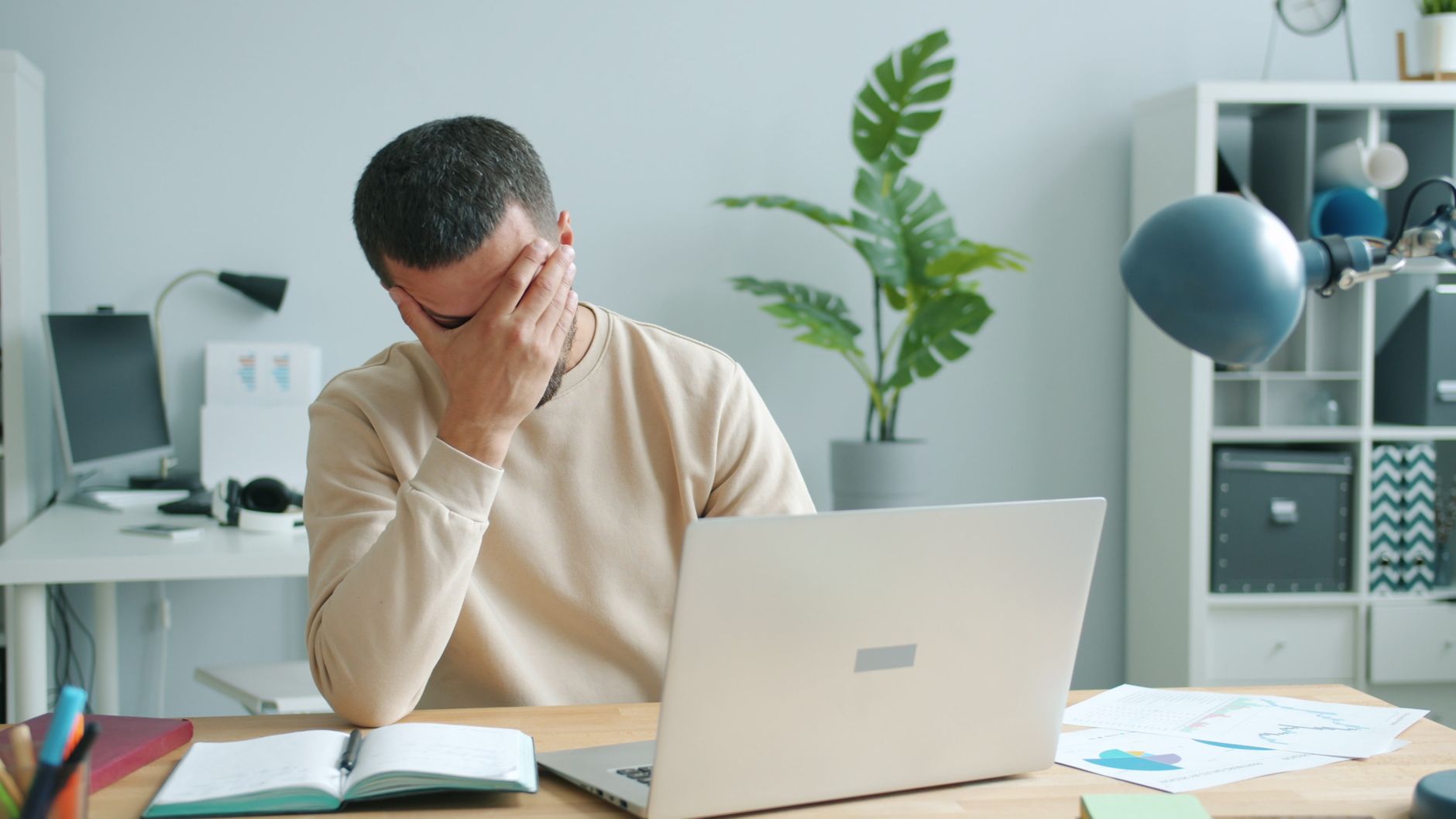 Trabalhador no computador em casa, em plantão fora do horário