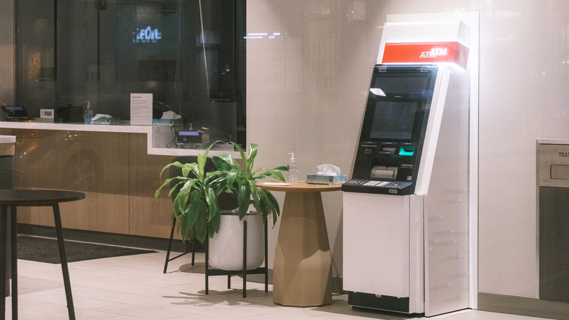 Atendente de banco no balcão