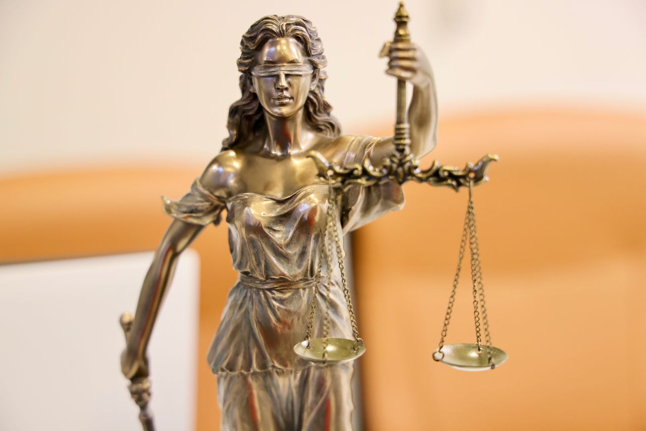 Estátua da Justiça com balança, símbolo da Justiça do Trabalho