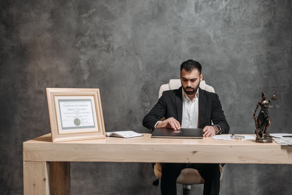 Documentos e mesa de trabalho, provas que ajudam quando não há testemunha