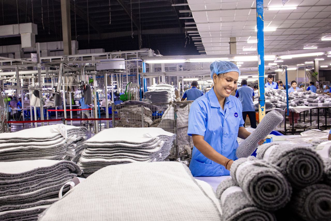 Trabalhadora em linha de produção de uma fábrica têxtil