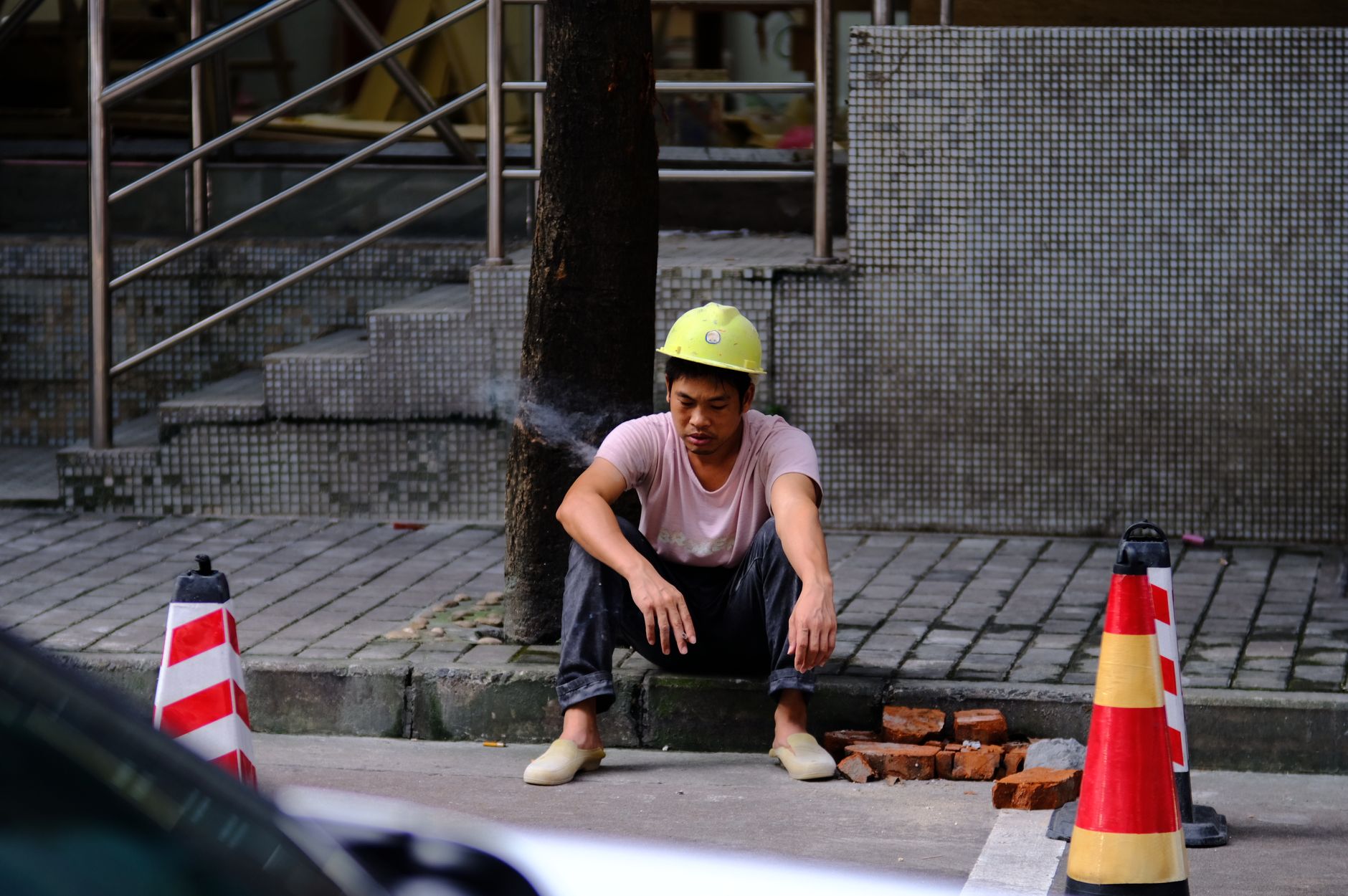 Trabalhadora cansada precisando de descanso