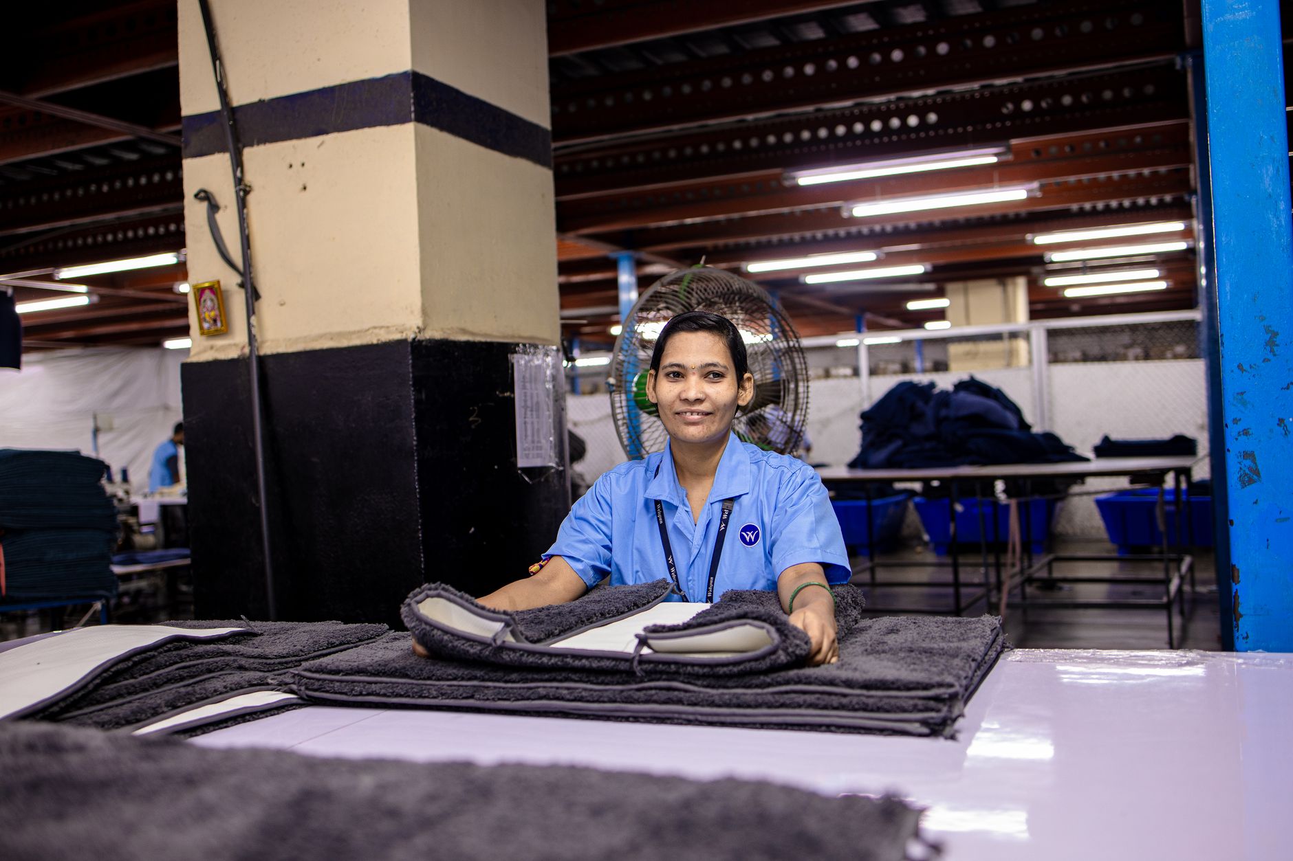Camisas de uniforme dobradas fornecidas pela empresa